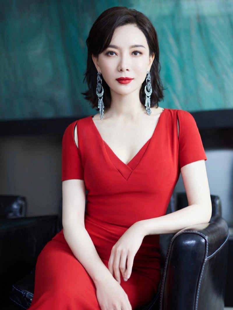 情路坎坷的4位70后"国民女神",人到中年谁的颜值更胜一筹?