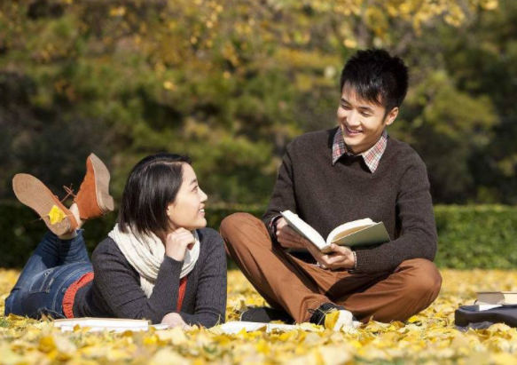 大学的校门口，等女朋友放学的男生能多统一？不看是真不知道