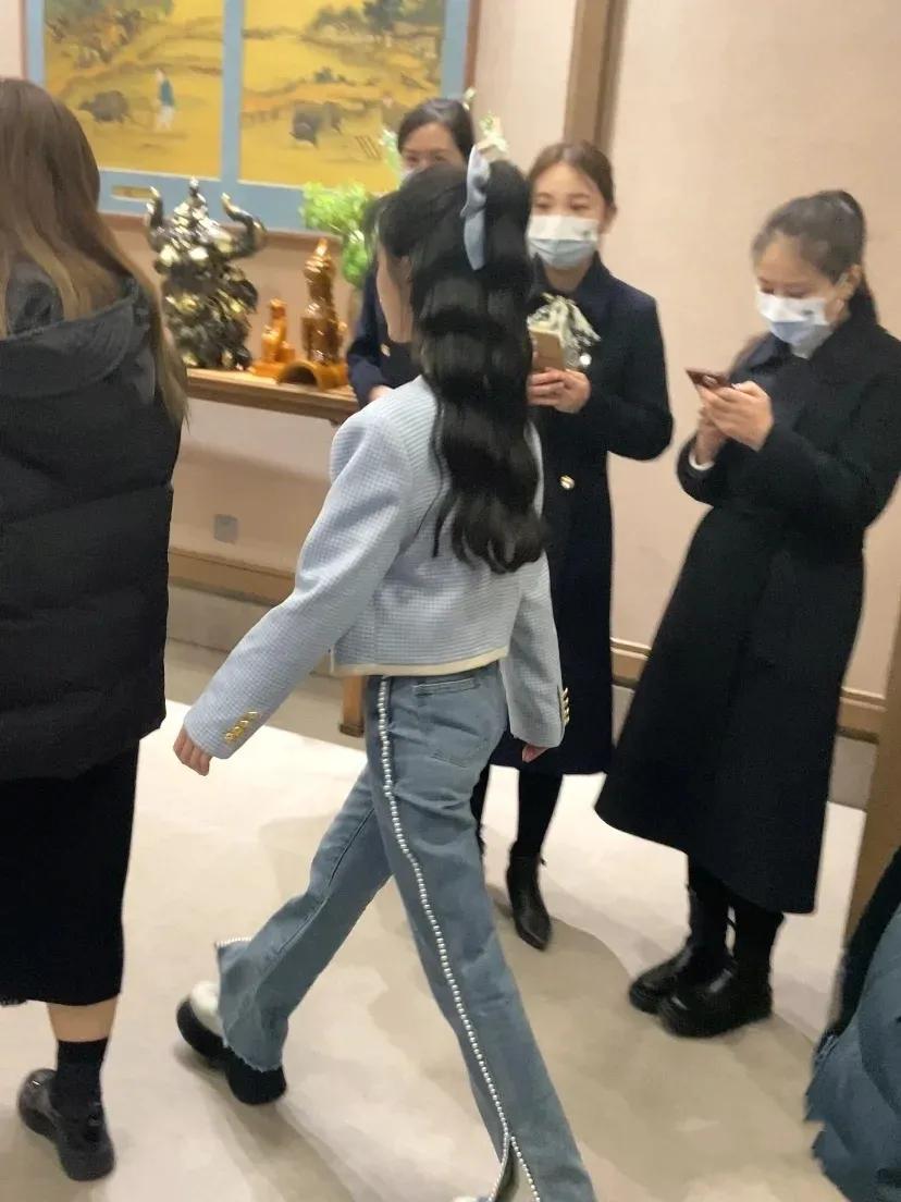 鞠婧祎路人视角