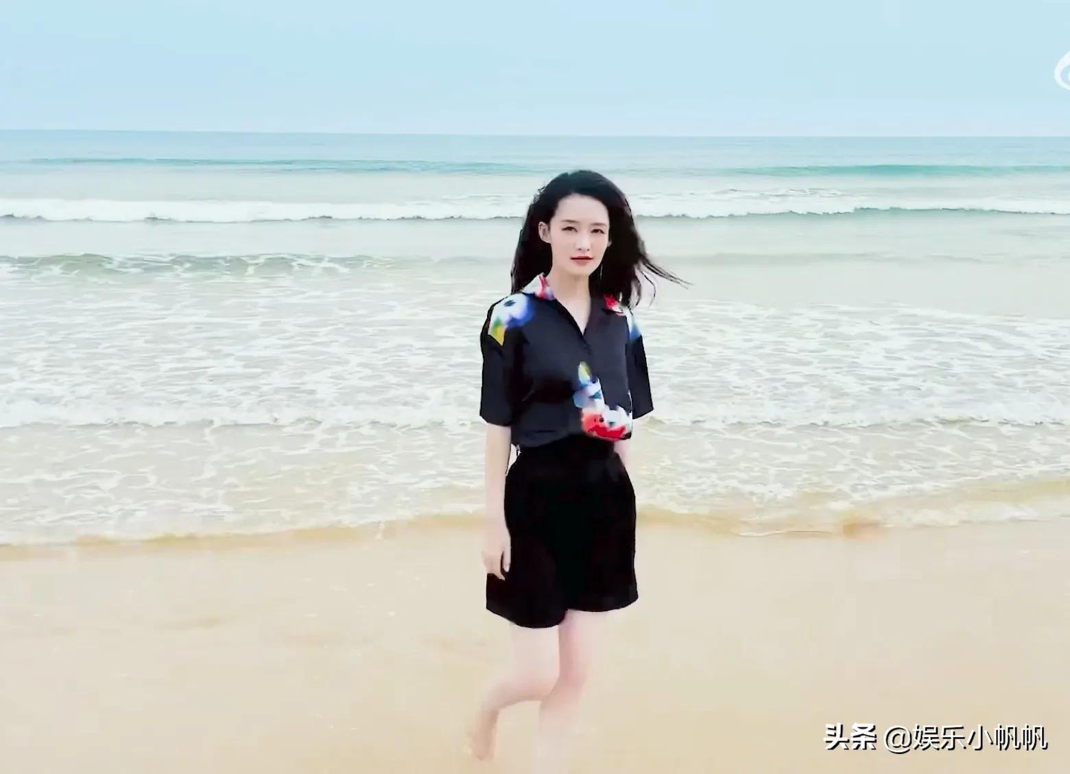 李沁宣传新剧玩出了新花样儿，海风海浪齐上阵，还光着脚丫子踩水