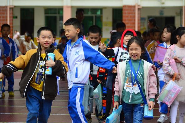 云南当地最新公布，大中小学放假时间统一提前，同时还有一好消息