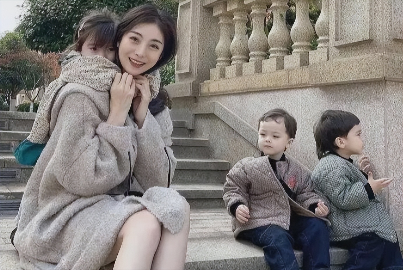 山东90后美女模特，未婚生下3个混血女儿，年入千万