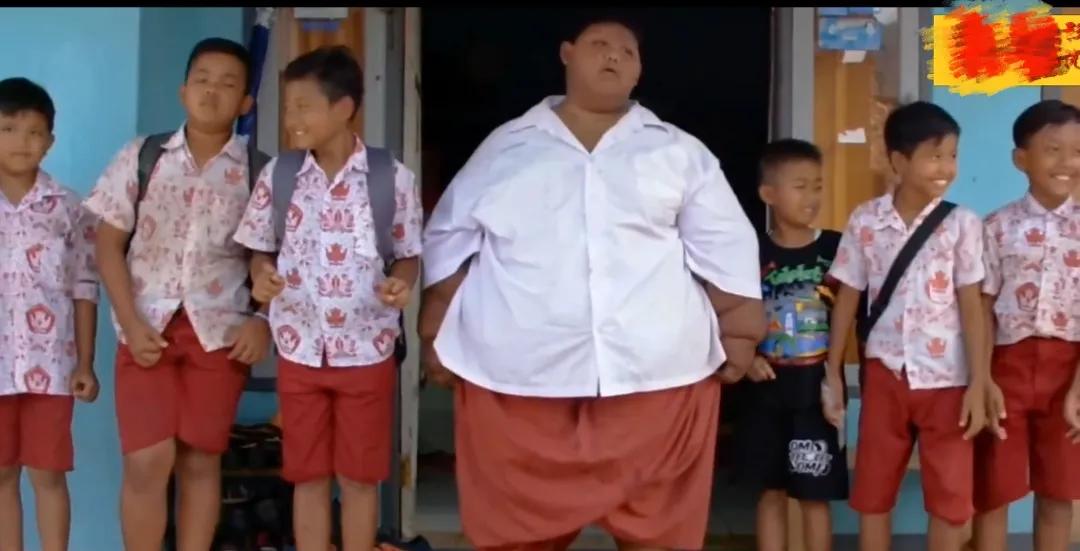 世界上最胖的小孩(世界上最胖的男人，体重高达800公斤，一餐就要吃5只公鸡，吓尿了)