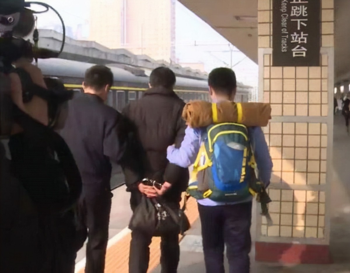 逃亡近3年，换了30种身份，弑母藏尸的北大学霸落网记