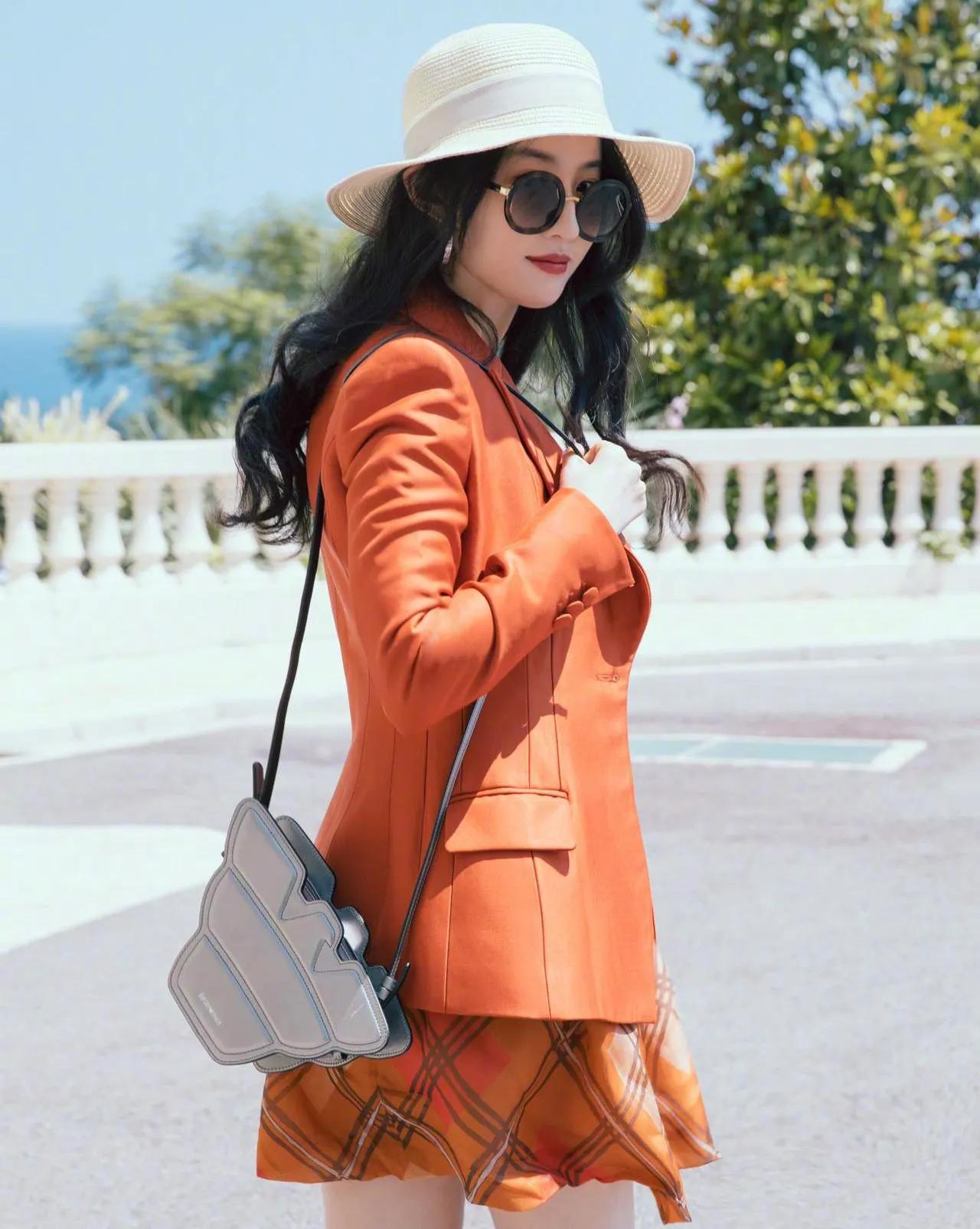 刘亦菲俏皮穿搭—别具一格，清雅脱俗，美到发光