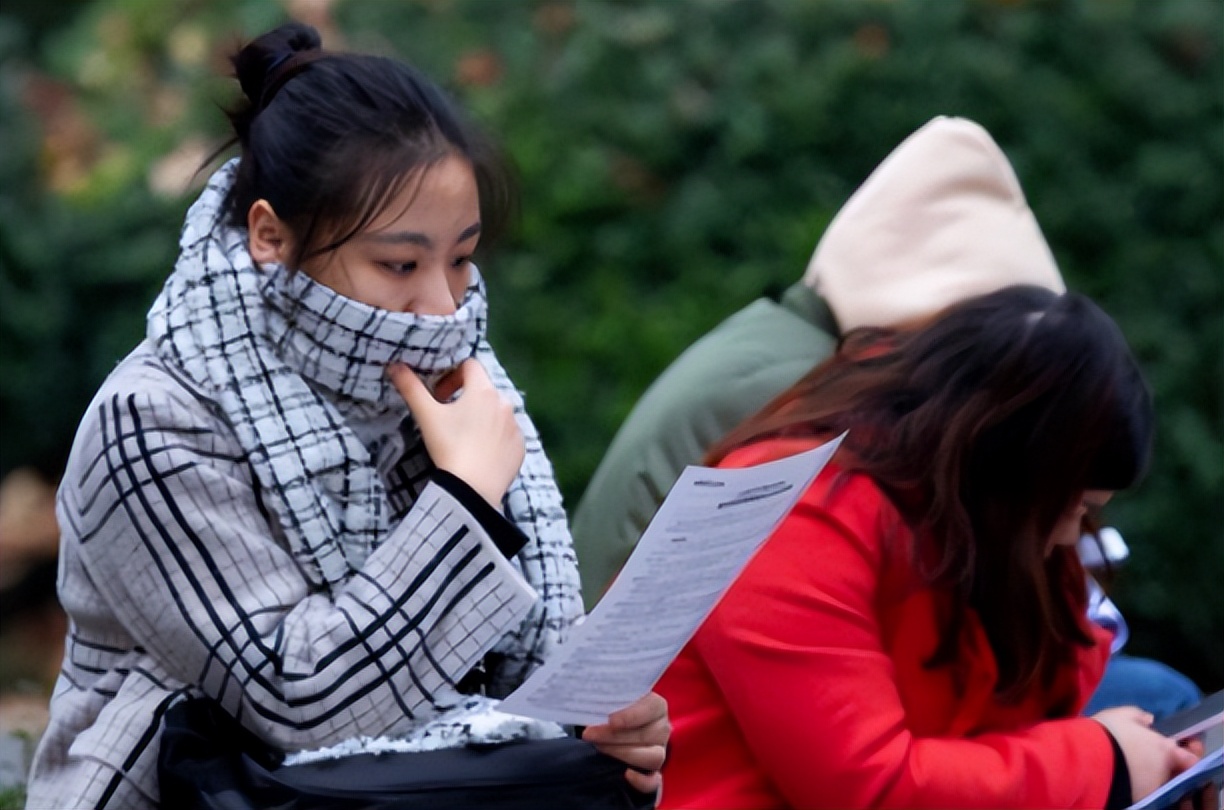 “超过27岁都不录用”，高校年龄要求得太苛刻，其实还有内在含义