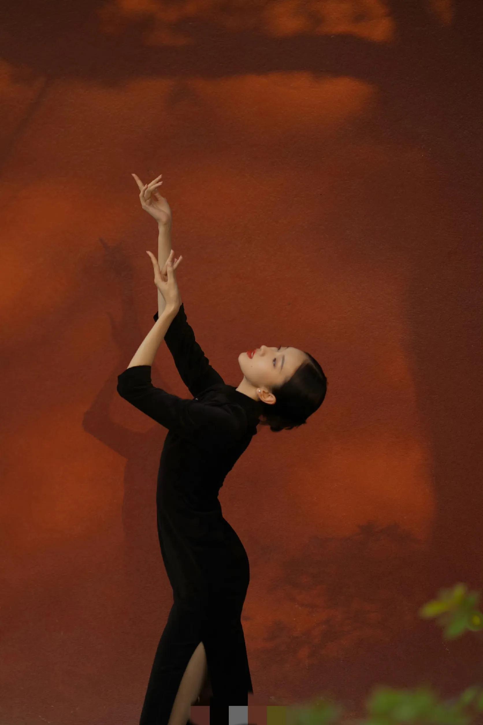 刘令姿晒美照,穿旗袍展现玲珑曼妙好身材,古韵十足,仪态绝佳