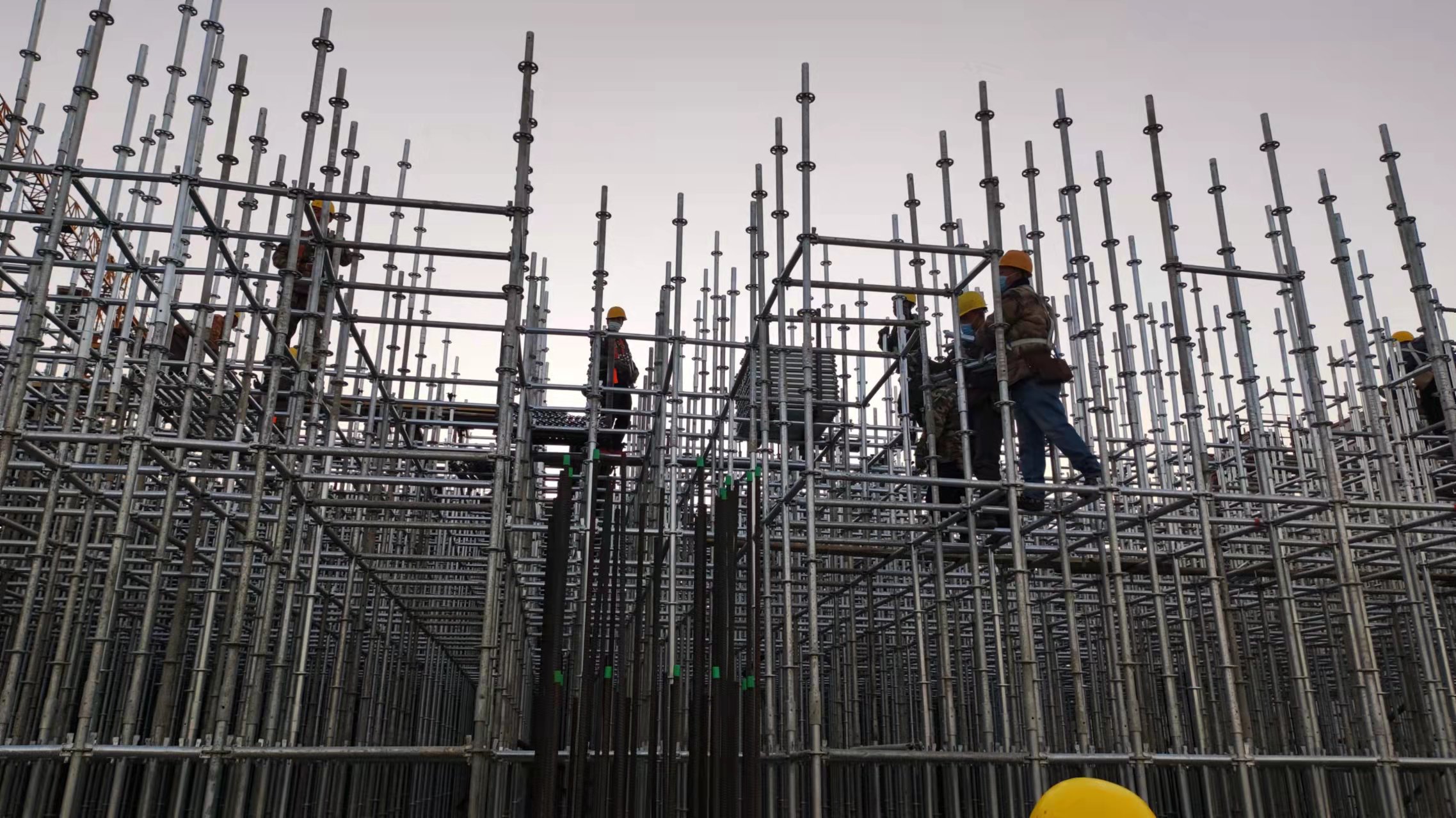 建筑工地上的女民工越来越多，居住环境有待提高