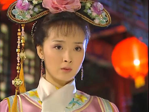 明明是同一个演员,但是在续篇中似乎换了脸,王后的脸发生了很大的变化。