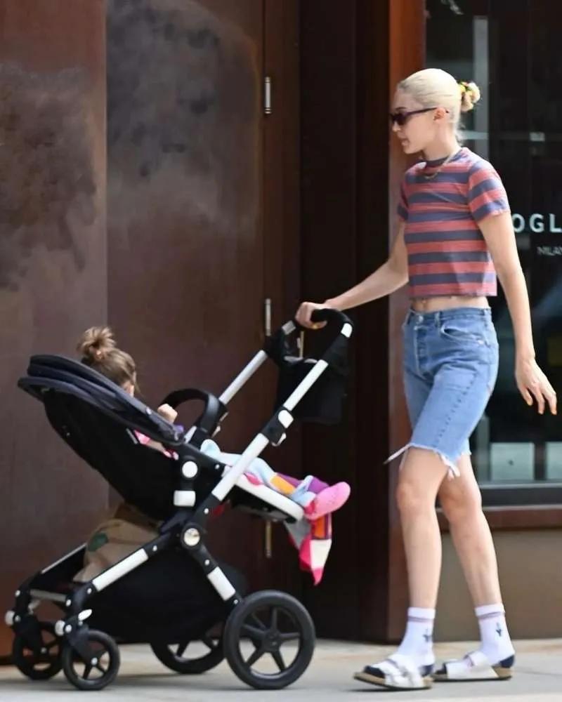 吉吉哈迪德纽约街头溜娃 露脐T恤牛仔短裤身材超好