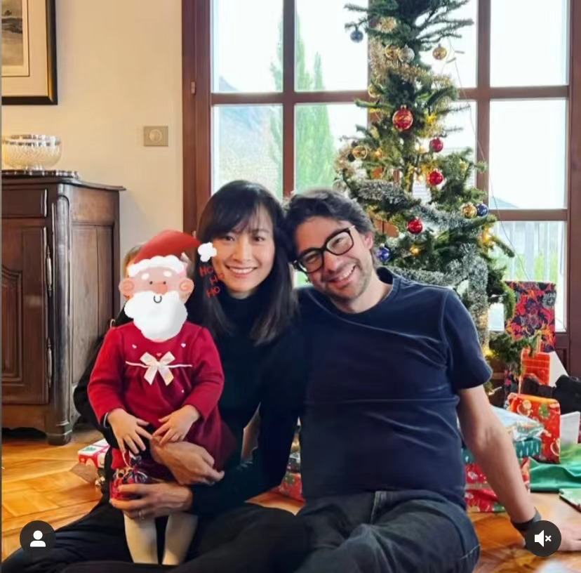 陈法拉罕见晒全家福，小米妮穿花袄拱手拜年，伸手要红包萌态十足