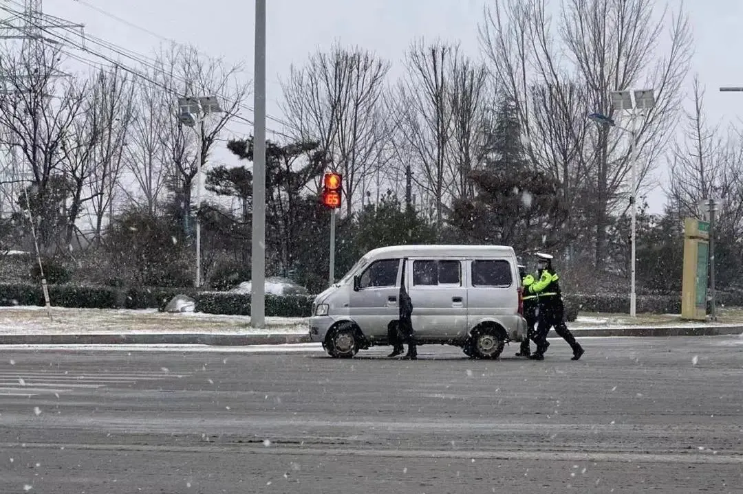 战风斗雪！风雪路上的“警察蓝”很安心