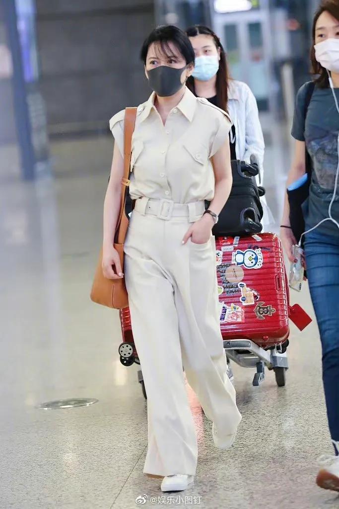 女神俞飞鸿～现身南京机场飞机她身穿白色工装连体裤造型知性帅气