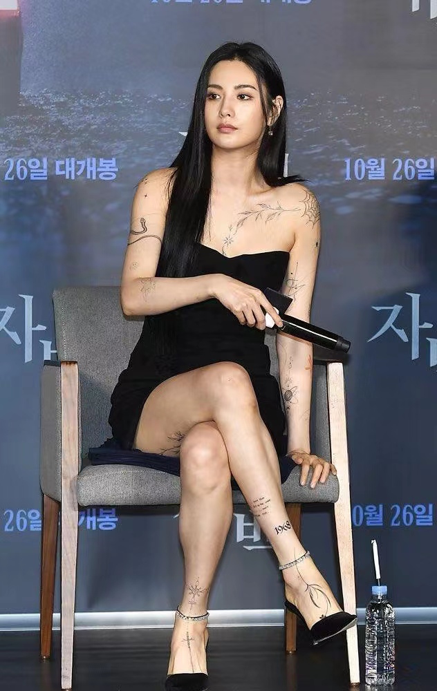 韩国第一美女nana,曼妙身材上突然间满是纹身,是何原因?