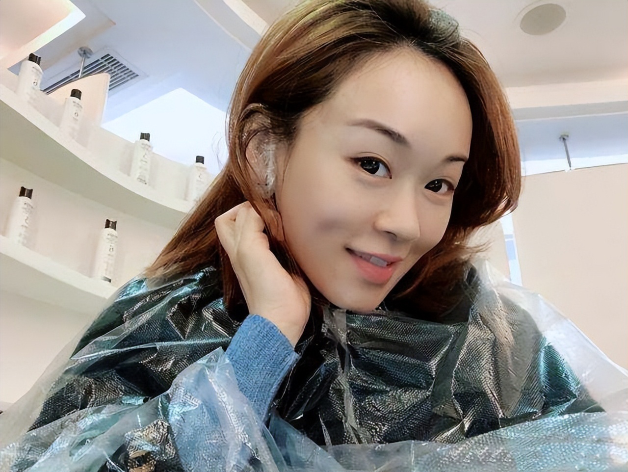 43岁港姐冠军晒学生妹造型，被嘲装嫩博关注，一对儿女生父成谜