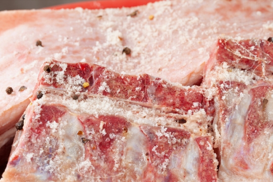 腌腊肉时，10斤猪肉放多少盐？牢记5大技巧，腊肉金黄，不霉不臭