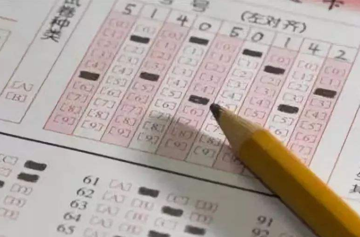 高考为什么一定用2B铅笔涂卡？看到电脑上的试卷后，恍然大悟