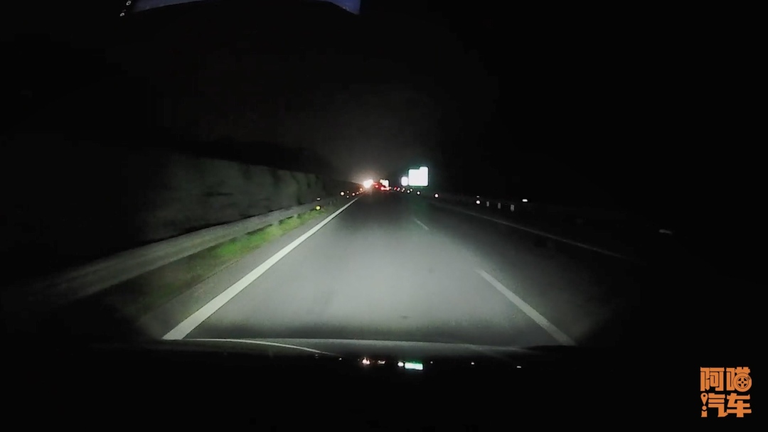 激光大燈比LED大燈比鹵素?zé)舾茫空娴氖沁@樣嗎？喵哥對比給你看