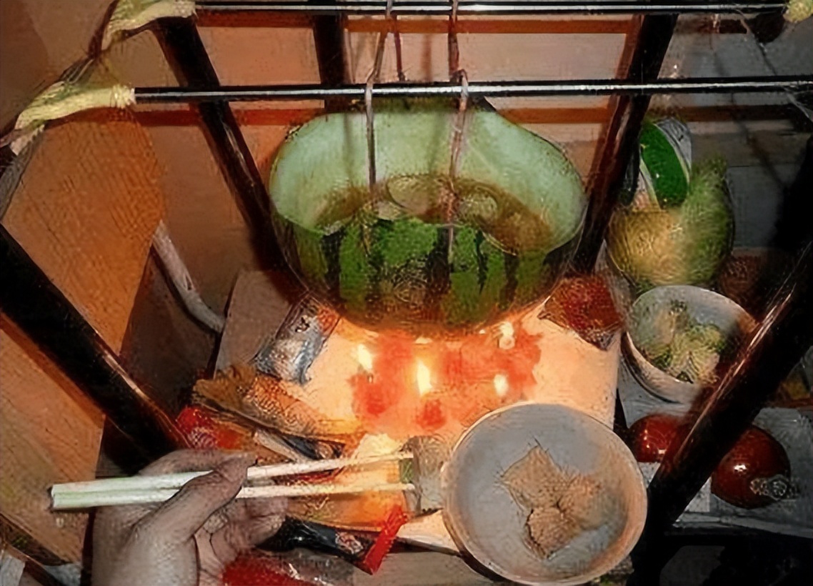 大学老师查寝就像开盲盒，违禁品层出不穷，男生寝室还有“水床”