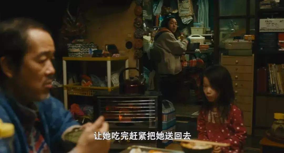 小偷家族：无血缘关系的一家六口，靠偷维持生活，内容温情又肮脏