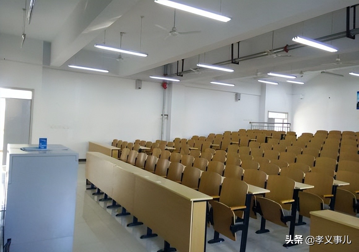 教室,一大早就被课本占完座了太原理工大学现代科技学院1号公寓楼及