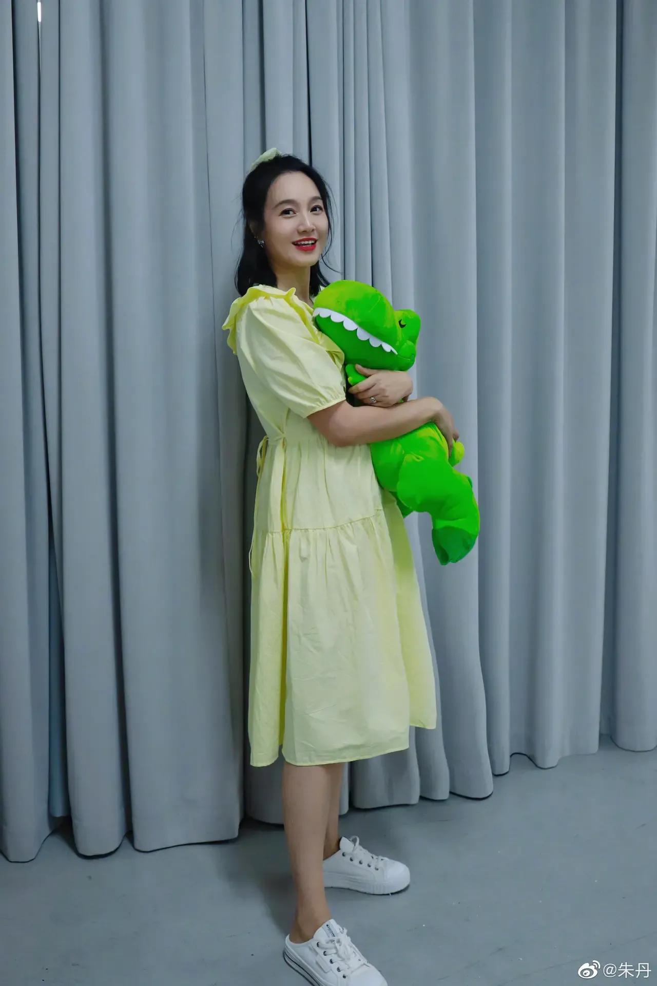 朱丹清纯可爱如少女