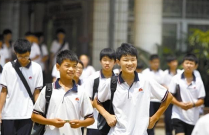 初中生“标准发型”出炉，男生接受度较高，女生丑的不愿见人