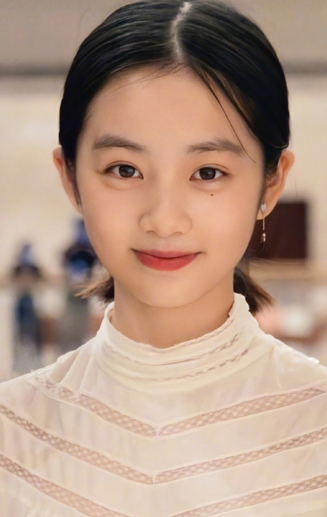 17岁黄多多大尺度照片被骂,不被定义的人生有多爽?