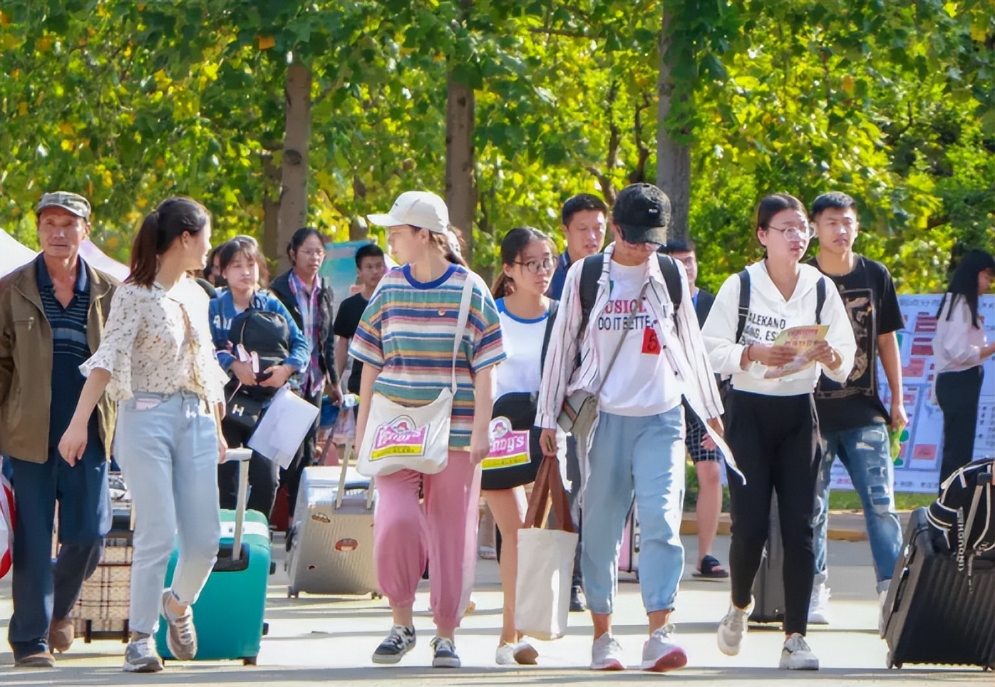 当代大学生毕业前VS毕业后，从年薪20万到月薪3千，摩托变单车