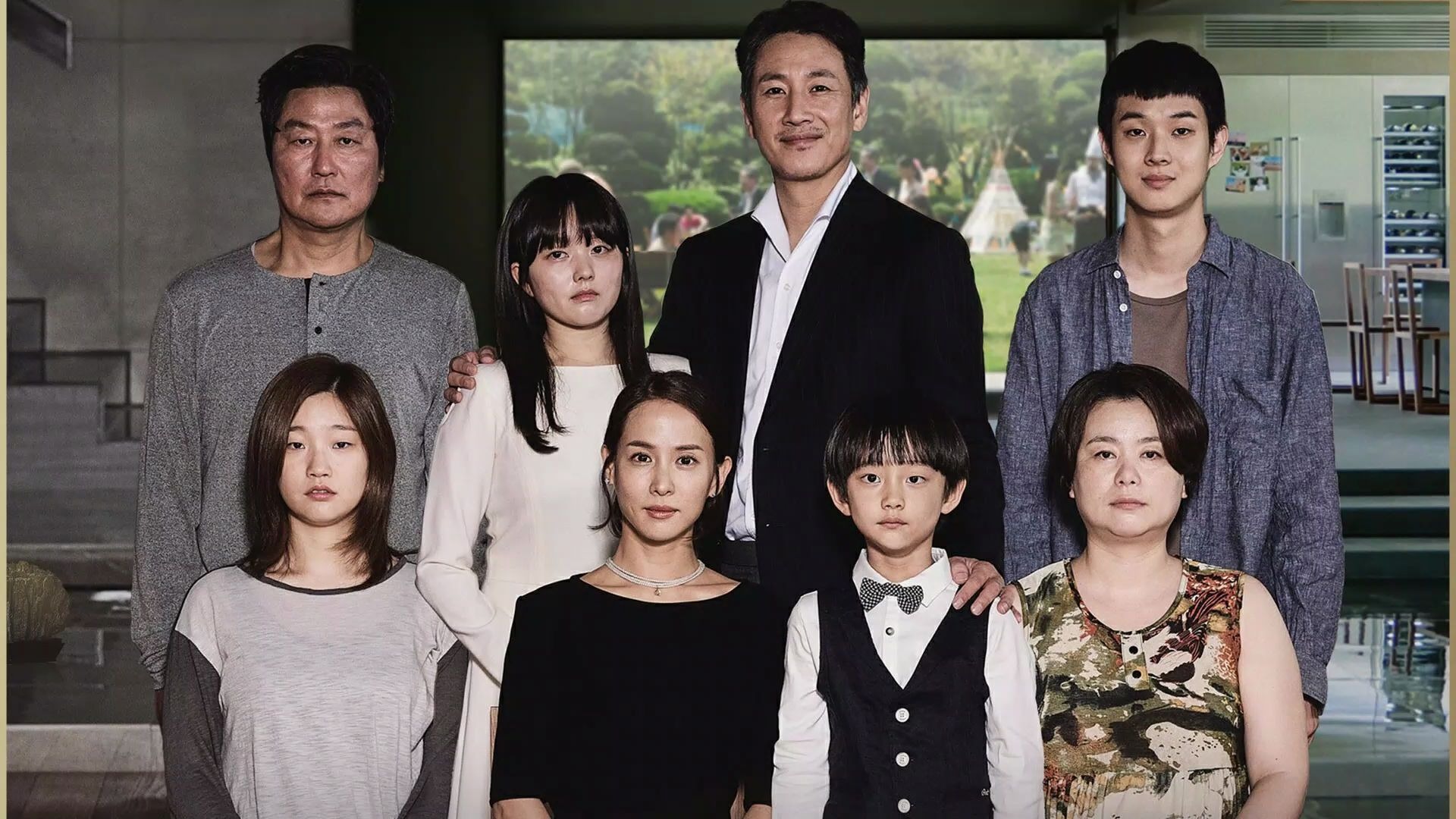 在韩国电影《寄生虫》中,为了寄生上流,考验逐渐升级