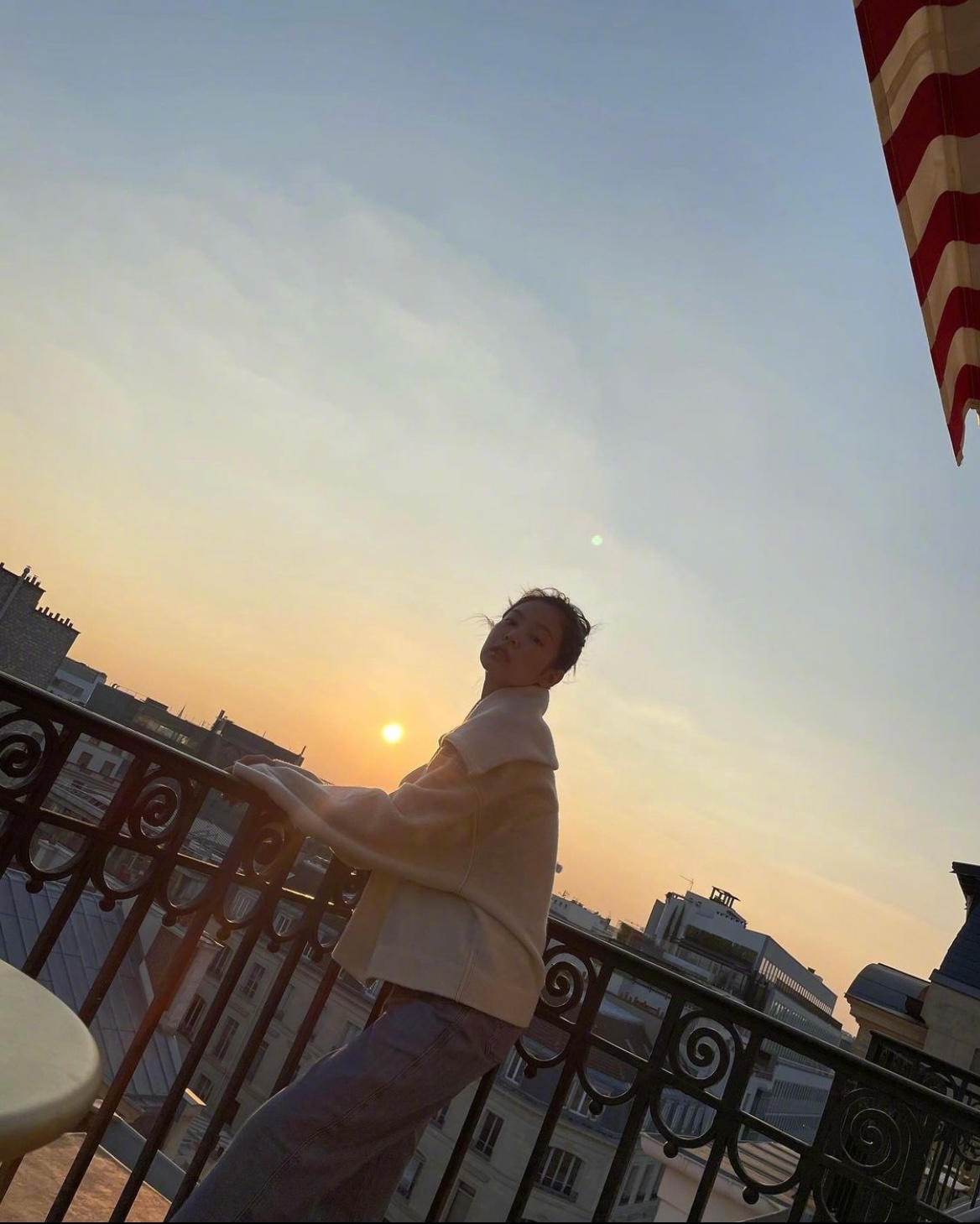 美女旅游生活照(jennie金智妮晒巴黎旅游美照) - 悦闻天下