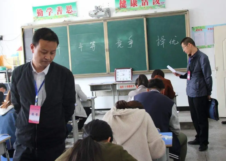 公务员晒工资条，到手月薪和想象不一样，网友：铁饭碗不香了