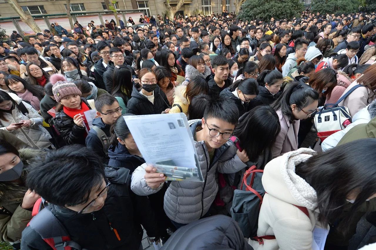 35岁以上不能考公务员，年龄限制未必合理，放开限制毫无意义