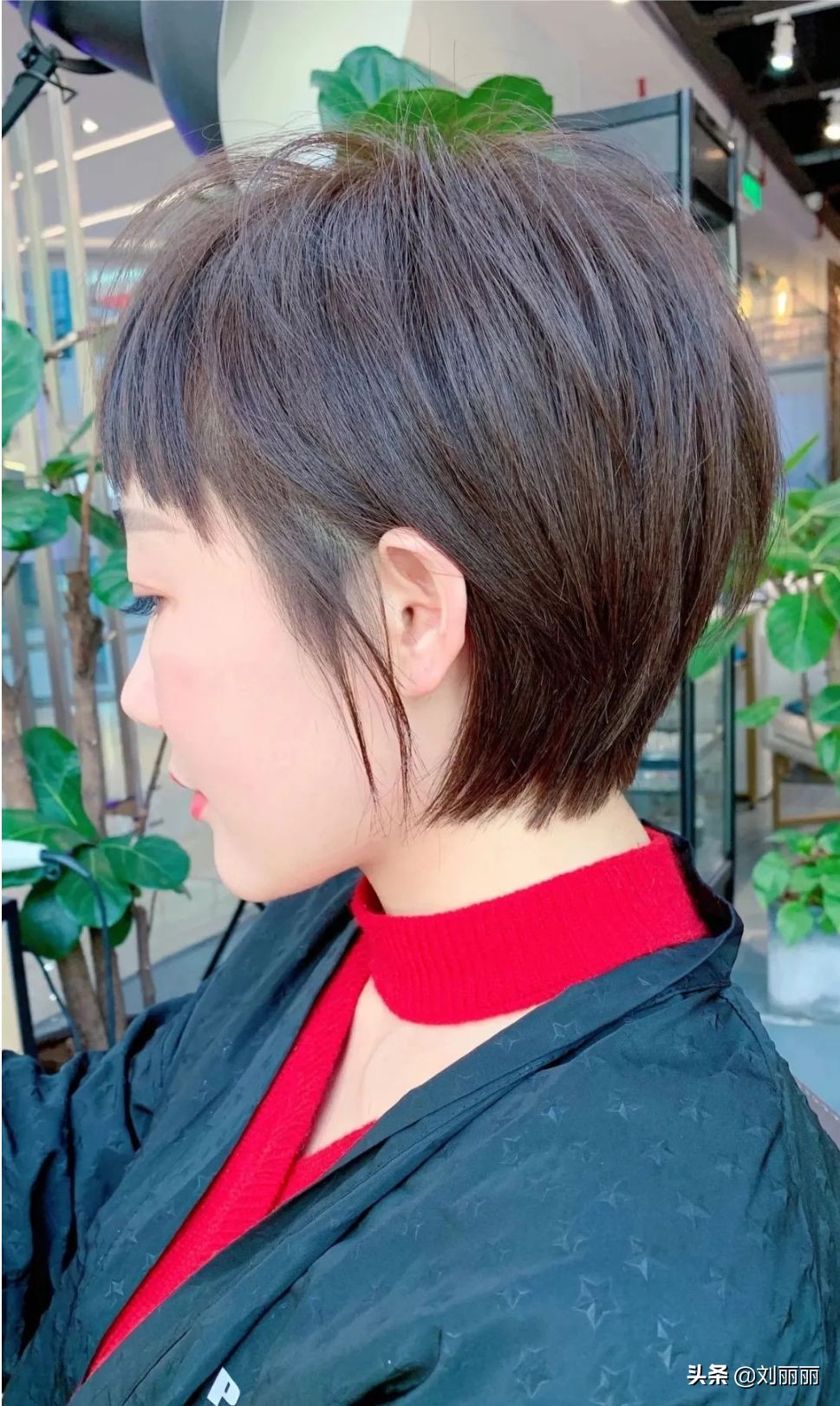 今夏最火短发来了,挂耳短发纹理烫,潮流发色就是不一样