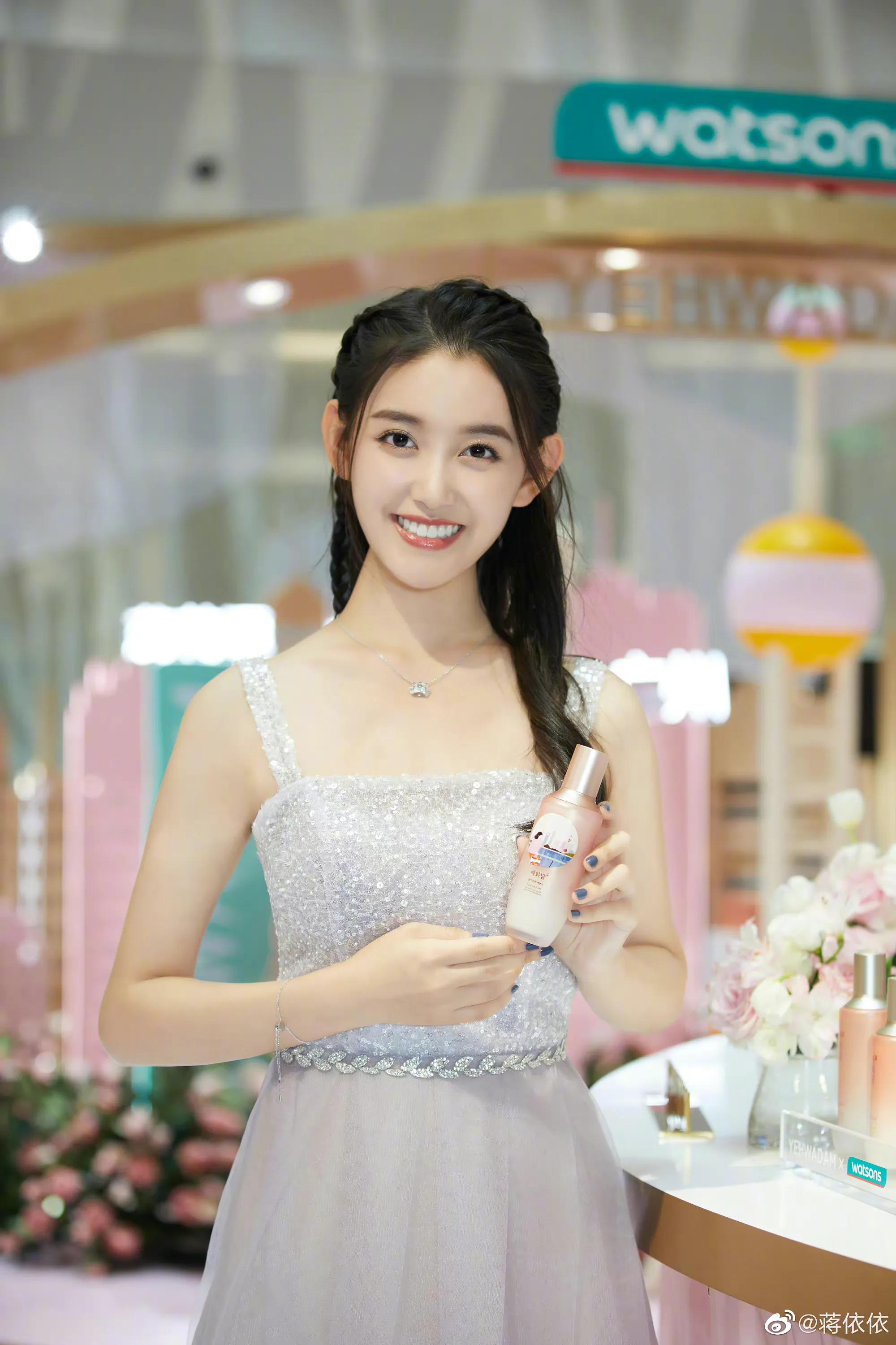 蒋依依美图