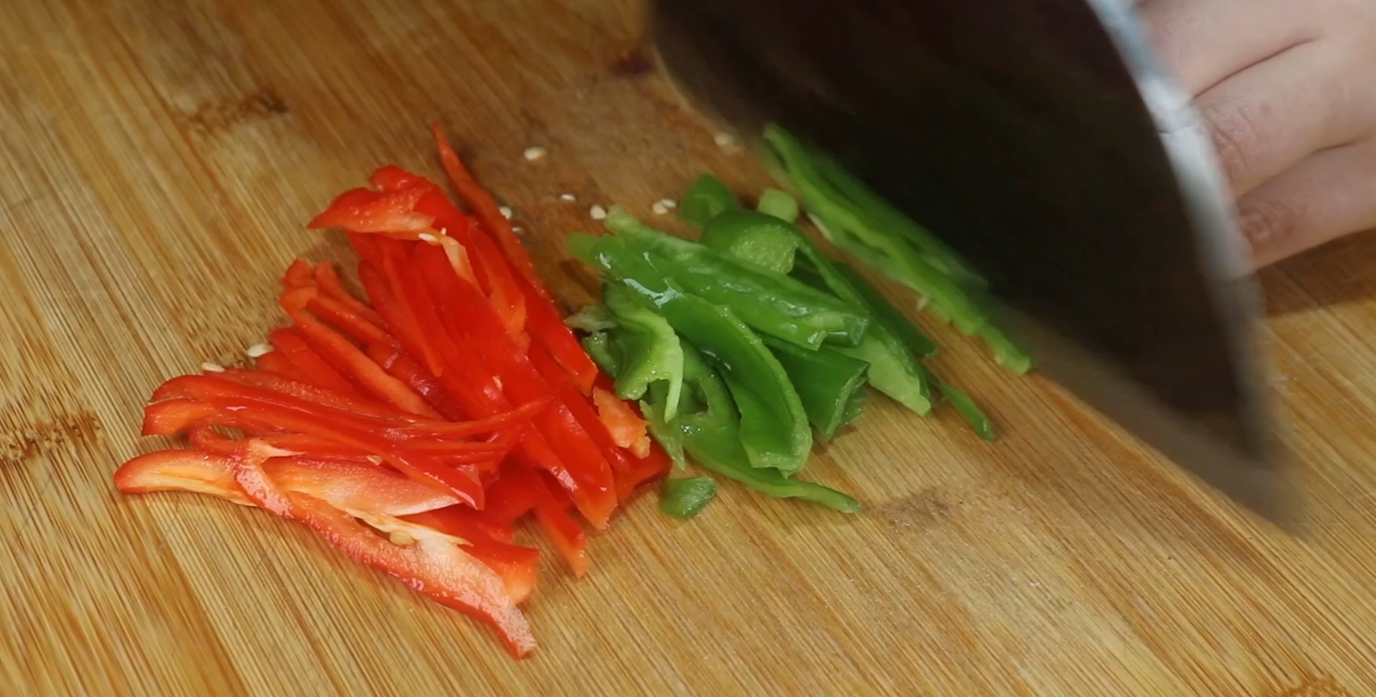 土豆丝怎么炒好吃（饭店的炒土豆丝为啥那么好吃，这1步很关键，做法技巧全在这里）