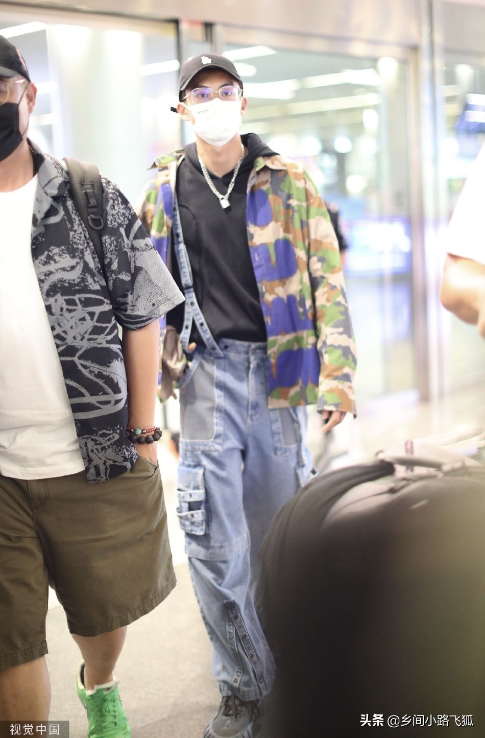王鹤棣戴鸭舌帽抵达机场 穿花色外套潮流装扮街头范十足