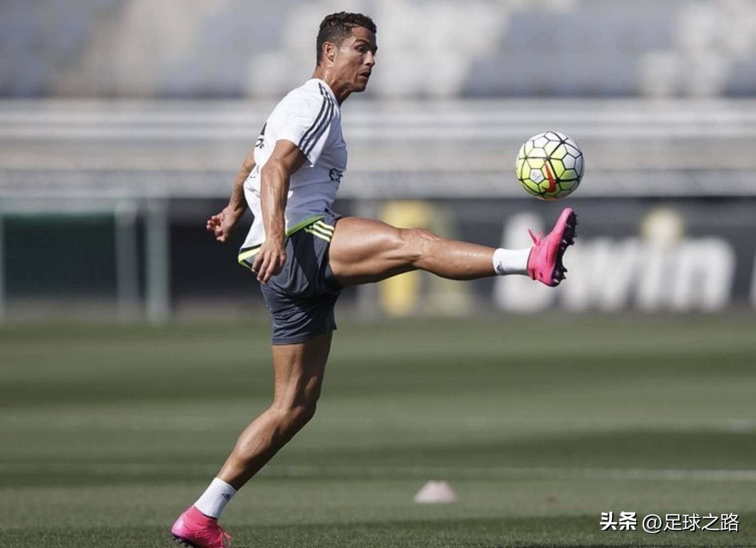 足球运动员怎么锻炼腿(学习c罗的家庭版腿部训练)