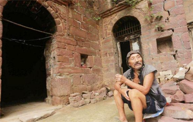 清代状元的后裔：独居深山状元府，坚守着祖宅，无水无电乞讨为生