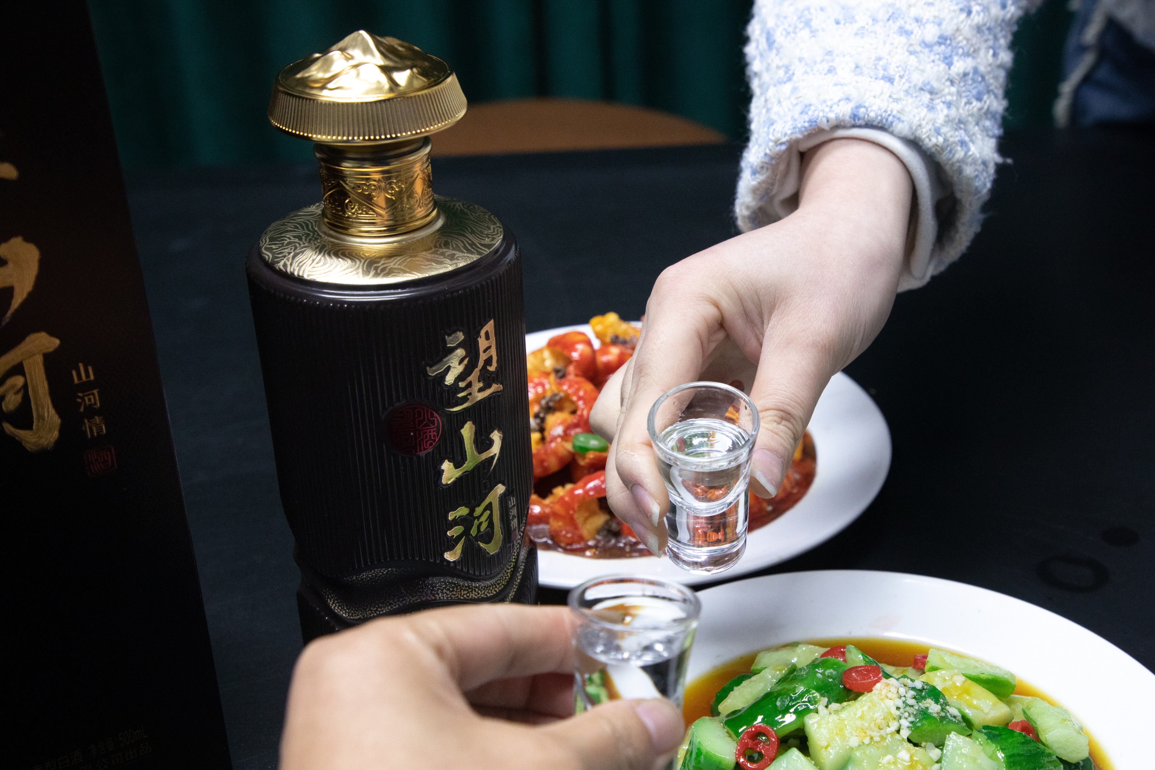 白酒不能和什么一起喝?，白酒不能跟什么一起吃