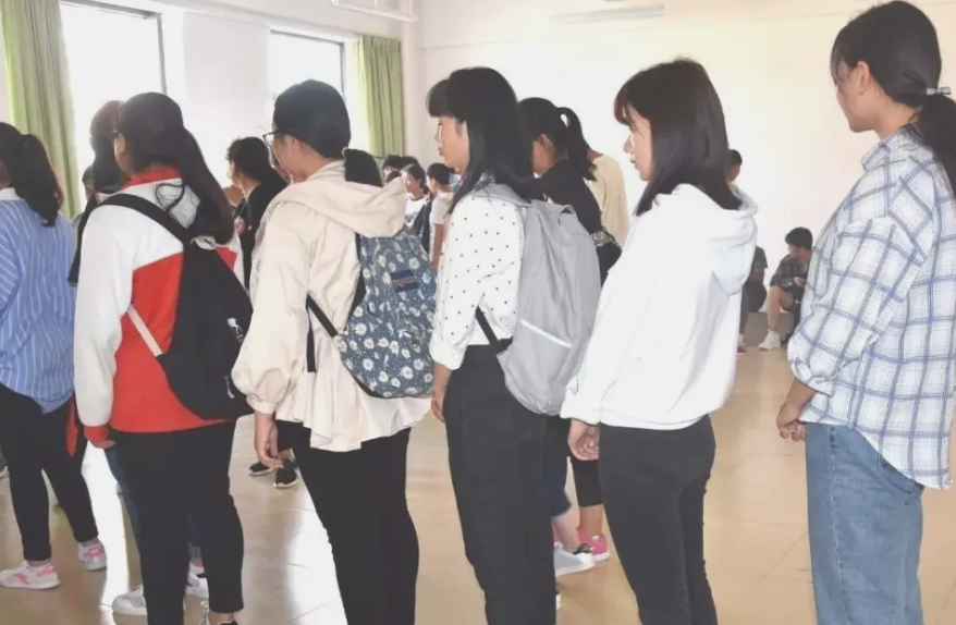 传言高考体检要“脱光光”？高三党惊慌失措，医生更无奈：没想看