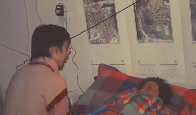 17年前，浙江19岁男孩背着母亲上大学，29岁不顾反对变性为女人