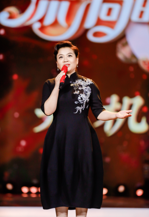 连衣裙穿搭小知识:蓝色旗袍刺绣穿搭解析【二】在探亲期间,张也选择了