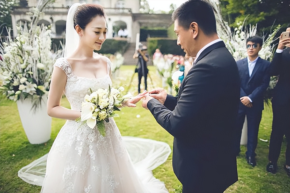 李小冉徐佳宁结婚结婚后李小冉确实十分幸福,她开始享受从前从未有过