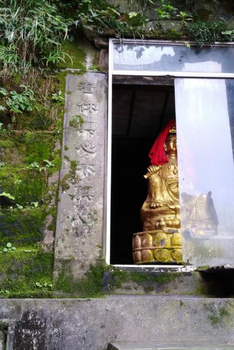 重庆沙滨路上的悬空道观后，藏着神秘岩葬群和荒废的豪宅