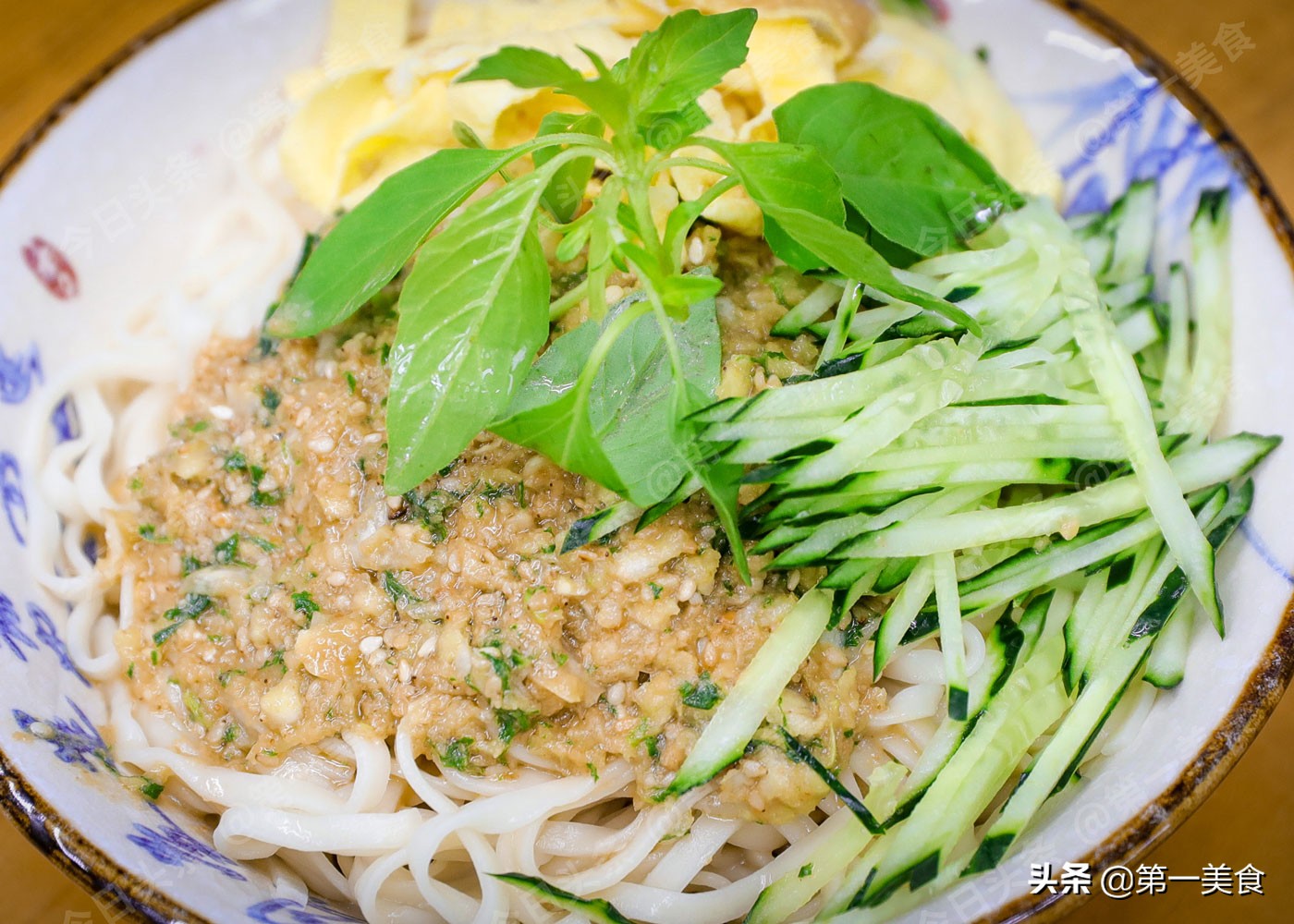 这可是俺河南的老式蒜汁捞面,年轻人不太能接受 ,老一辈是咋吃都吃不