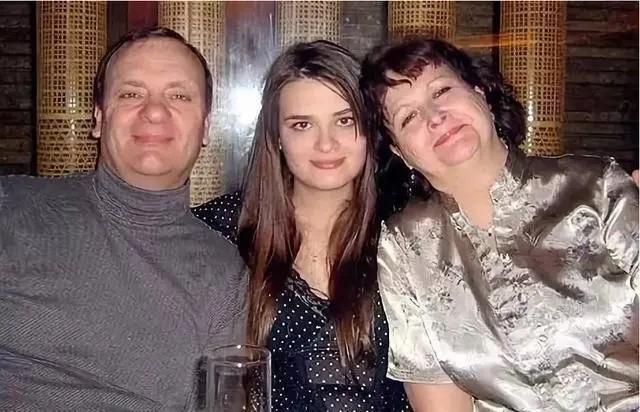 日本男子迫害老师，为躲避警察亲自整容，被捕后出书赚千万版税