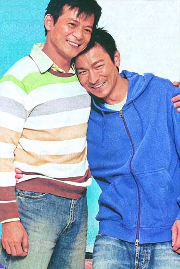 此后,刘德华经常去林安琪的家门前等她,骑着一辆单车带着她四处兜风.