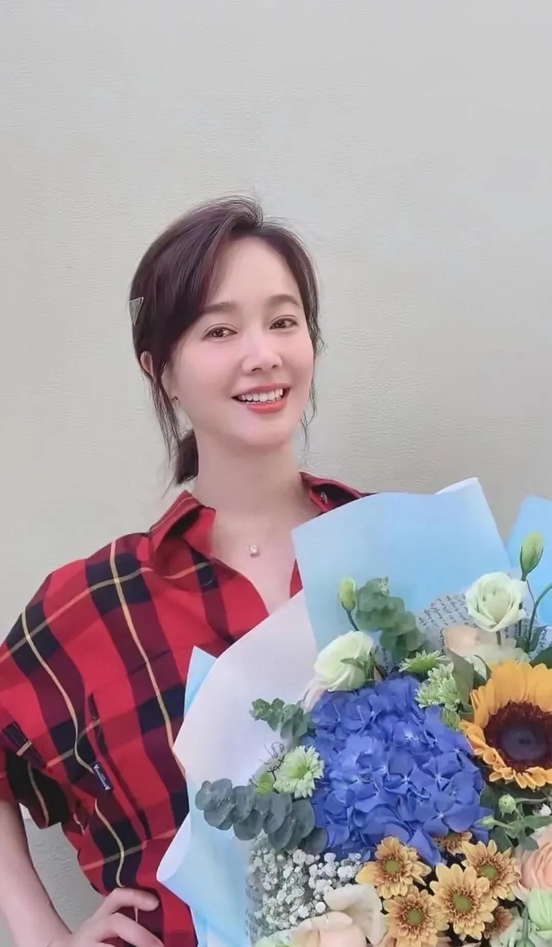 左小青腰肢柔软保养有道，美出高级感