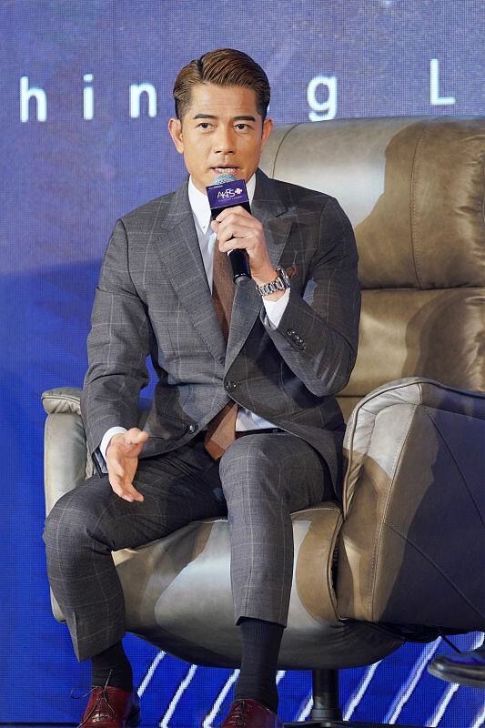 郭富城才是"反油腻"男人:西装笔挺,发型不乱,57岁不输小鲜肉